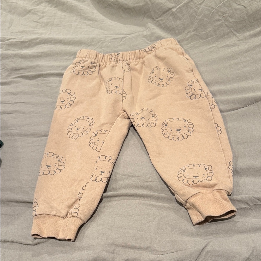 Quincy Mae Relaxed Fleece Sweatpants Lion. Size 18-24mo